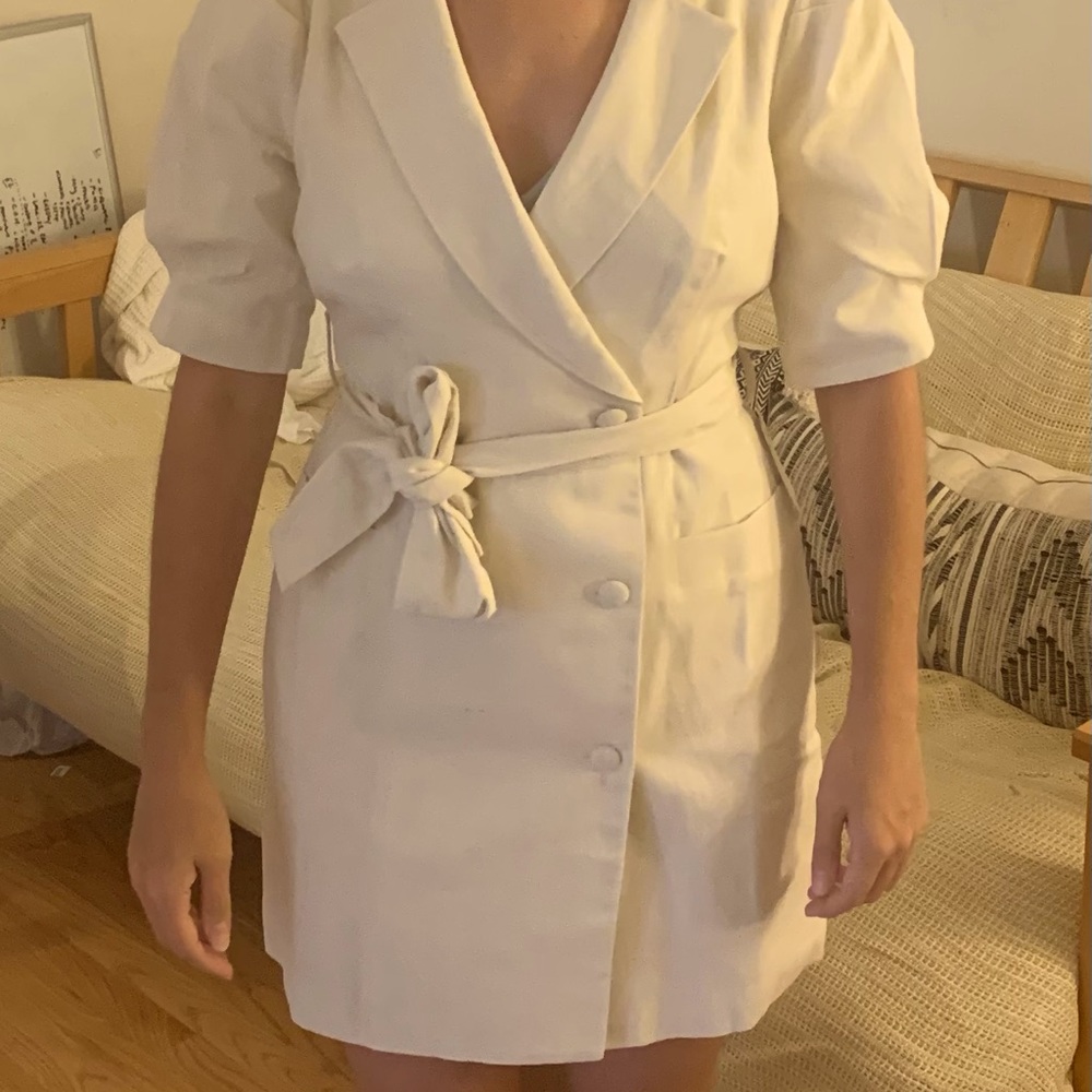 Small dress. ivory. Puffed sleeves. Cotton and linen. Made by Lush.